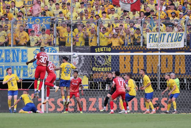 Würzburg, 01.06.2026, Stadion am Dallenberg, Fußball, Aufstiegspiele zur 3.Liga, Rückspiel , FWK Würzburger Kickers vs. 1.FC Lok Leipzig , Torchance von Tarsis Bonga (2.v.l., 30, Würzburg) , Nur zur redaktionellen Nutzung. Only editorial use. NOFV DFB regulations prohibit any use of photographs as image sequences and or quasi-video. ,
