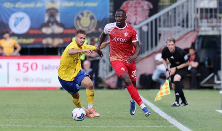 Würzburg, 01.06.2026, Stadion am Dallenberg, Fußball, Aufstiegspiele zur 3.Liga, Rückspiel , FWK Würzburger Kickers vs. 1.FC Lok Leipzig , Im Bild von links: Farid Abderrahmane (8, Lok) und Tarsis Bonga (30, Würzburg) , Nur zur redaktionellen Nutzung. Only editorial use. NOFV DFB regulations prohibit any use of photographs as image sequences and or quasi-video. ,