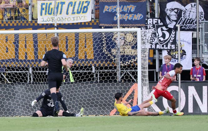 Würzburg, 01.06.2026, Stadion am Dallenberg, Fußball, Aufstiegspiele zur 3.Liga, Rückspiel , FWK Würzburger Kickers vs. 1.FC Lok Leipzig , Tor für Würzburg zum 1:0. Im Bild: Torschütze Jermain Nischalke (re., 9, Würzburg) hat sich gegen Torwart Andreas Naumann (1, Lok) und Filip Kusic (36, Lok) durchgesetzt , Nur zur redaktionellen Nutzung. Only editorial use. NOFV DFB regulations prohibit any use of photographs as image sequences and or quasi-video. ,