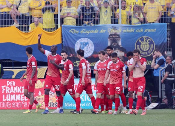 Würzburg, 01.06.2026, Stadion am Dallenberg, Fußball, Aufstiegspiele zur 3.Liga, Rückspiel , FWK Würzburger Kickers vs. 1.FC Lok Leipzig , Tor für Würzburg zum 1:0. Im Bild: Jubel um Torschütze Jermain Nischalke (9, Würzburg) , Nur zur redaktionellen Nutzung. Only editorial use. NOFV DFB regulations prohibit any use of photographs as image sequences and or quasi-video. ,