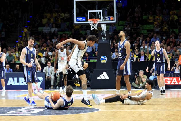 DEU, easyCredit BBL, ALBA vs. BMA365 Bamberg Baskets, 01.06.2026, Uber-Arena, Berlin, DEU, easyCredit BBL, ALBA vs. BMA365 Bamberg Baskets, im Bild Moses Wood (ALBA Berlin 11), JONAS MATTISSECK (ALBA Berlin 9), Norris Agbakoko (ALBA Berlin 17), Demarcus Demonia (Bamberg 8), Ibrahim Watson-Boye (Bamberg 2)