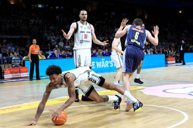 DEU, easyCredit BBL, ALBA vs. BMA365 Bamberg Baskets, 01.06.2026, Uber-Arena, Berlin, DEU, easyCredit BBL, ALBA vs. BMA365 Bamberg Baskets, im Bild MALTE DELOW (ALBA Berlin 6), Demarcus Demonia (Bamberg 8), Daniel Keppeler (Bamberg 31)