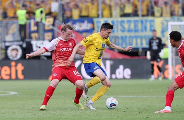 Würzburg, 01.06.2026, Stadion am Dallenberg, Fußball, Aufstiegspiele zur 3.Liga, Rückspiel , FWK Würzburger Kickers vs. 1.FC Lok Leipzig , Im Bild von links: Philipp Ochs (13, Würzburg) und Alexander Siebeck (14, Lok) , Nur zur redaktionellen Nutzung. Only editorial use. NOFV DFB regulations prohibit any use of photographs as image sequences and or quasi-video. ,
