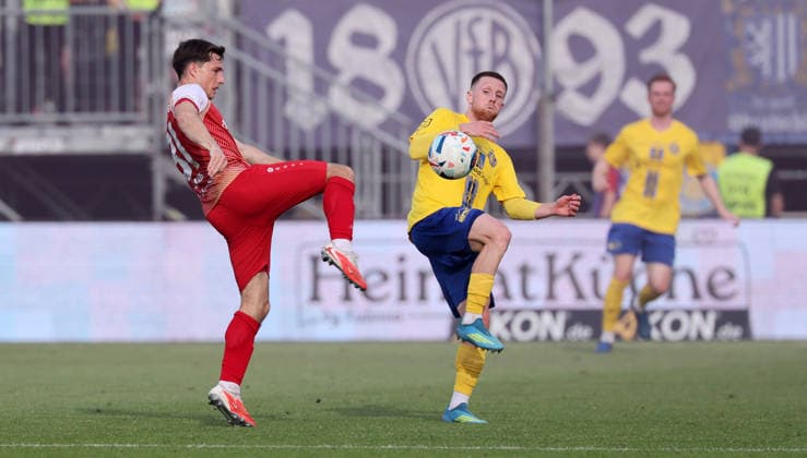 Würzburg, 01.06.2026, Stadion am Dallenberg, Fußball, Aufstiegspiele zur 3.Liga, Rückspiel , FWK Würzburger Kickers vs. 1.FC Lok Leipzig , Im Bild von links: Tim Kraus (31, Würzburg) und Dorian Cevis (22, Lok) , Nur zur redaktionellen Nutzung. Only editorial use. NOFV DFB regulations prohibit any use of photographs as image sequences and or quasi-video. ,