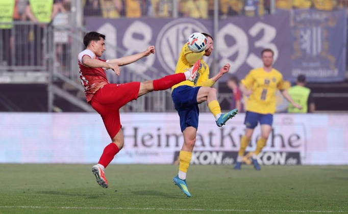 Würzburg, 01.06.2026, Stadion am Dallenberg, Fußball, Aufstiegspiele zur 3.Liga, Rückspiel , FWK Würzburger Kickers vs. 1.FC Lok Leipzig , Im Bild von links: Tim Kraus (31, Würzburg) und Dorian Cevis (22, Lok) , Nur zur redaktionellen Nutzung. Only editorial use. NOFV DFB regulations prohibit any use of photographs as image sequences and or quasi-video. ,