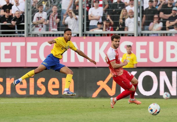 Würzburg, 01.06.2026, Stadion am Dallenberg, Fußball, Aufstiegspiele zur 3.Liga, Rückspiel , FWK Würzburger Kickers vs. 1.FC Lok Leipzig , Im Bild von links: Ayodele Adetula (11, Lok) und Daniel Hägele Haegele (22, Würzburg) , Nur zur redaktionellen Nutzung. Only editorial use. NOFV DFB regulations prohibit any use of photographs as image sequences and or quasi-video. ,