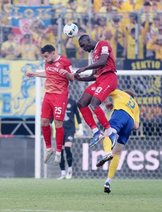 Würzburg, 01.06.2026, Stadion am Dallenberg, Fußball, Aufstiegspiele zur 3.Liga, Rückspiel , FWK Würzburger Kickers vs. 1.FC Lok Leipzig , Im Bild von links: Dominik Meisel (25, Würzburg), Tarsis Bonga (30, Würzburg) und Lukas Wilton (5, Lok) , Nur zur redaktionellen Nutzung. Only editorial use. NOFV DFB regulations prohibit any use of photographs as image sequences and or quasi-video. ,