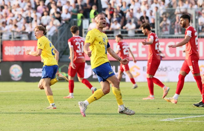 Würzburg, 01.06.2026, Stadion am Dallenberg, Fußball, Aufstiegspiele zur 3.Liga, Rückspiel , FWK Würzburger Kickers vs. 1.FC Lok Leipzig , Tor für Lok Leipzig zum 1:1. Im Bild: Torschütze Djamal Ziane (13, Lok), Torjubel , Nur zur redaktionellen Nutzung. Only editorial use. NOFV DFB regulations prohibit any use of photographs as image sequences and or quasi-video. ,