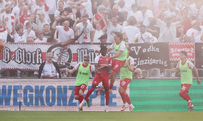 Würzburg, 01.06.2026, Stadion am Dallenberg, Fußball, Aufstiegspiele zur 3.Liga, Rückspiel , FWK Würzburger Kickers vs. 1.FC Lok Leipzig , Tor für Würzburg zum 2:1. Im Bild: Torschütze Cherif Cisse (mi., 11, Würzburg), Torjubel , Nur zur redaktionellen Nutzung. Only editorial use. NOFV DFB regulations prohibit any use of photographs as image sequences and or quasi-video. ,