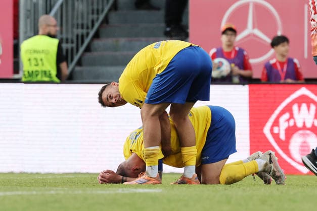 Würzburg, 01.06.2026, Stadion am Dallenberg, Fußball, Aufstiegspiele zur 3.Liga, Rückspiel , Würzburger Kickers vs. 1.FC Lok Leipzig 2:1 , Enttäuschung. Lok Leipzig hat wieder den Aufstieg in Liga 3 verpasst , Im Bild: Farid Abderrahmane (8, Lok) und Djamal Ziane (13, Lok) , Nur zur redaktionellen Nutzung. Only editorial use. NOFV BFV DFB regulations prohibit any use of photographs as image sequences and or quasi-video. ,