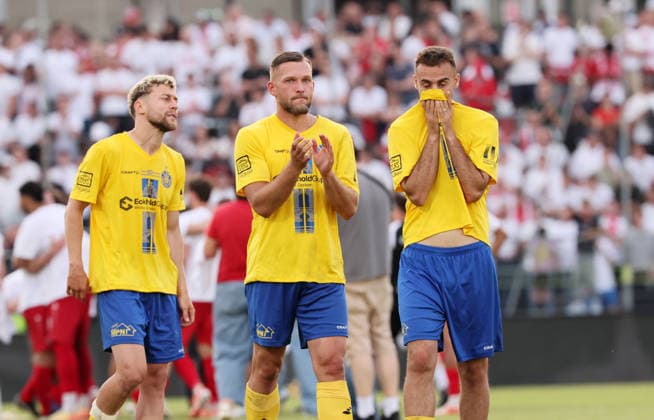 Würzburg, 01.06.2026, Stadion am Dallenberg, Fußball, Aufstiegspiele zur 3.Liga, Rückspiel , Würzburger Kickers vs. 1.FC Lok Leipzig 2:1 , Enttäuschung. Lok Leipzig hat wieder den Aufstieg in Liga 3 verpasst , Im Bild v.l.: David Grözinger Groezinger (27, Lok), Luc Elsner (18, Lok) und Farid Abderrahmane (8, Lok) , Nur zur redaktionellen Nutzung. Only editorial use. NOFV BFV DFB regulations prohibit any use of photographs as image sequences and or quasi-video. ,