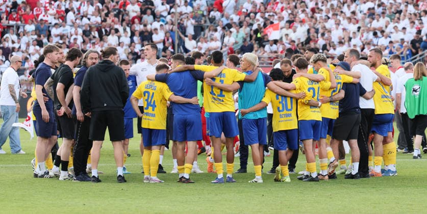 Würzburg, 01.06.2026, Stadion am Dallenberg, Fußball, Aufstiegspiele zur 3.Liga, Rückspiel , Würzburger Kickers vs. 1.FC Lok Leipzig 2:1 , Enttäuschung. Lok Leipzig hat wieder den Aufstieg in Liga 3 verpasst , Im Bild: Lok Spielerkreis , Nur zur redaktionellen Nutzung. Only editorial use. NOFV BFV DFB regulations prohibit any use of photographs as image sequences and or quasi-video. ,