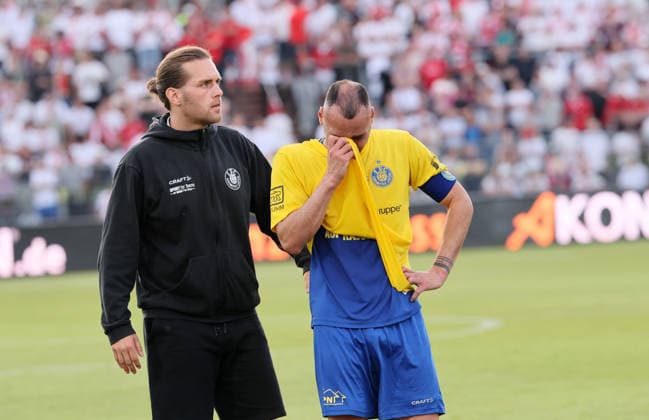 Würzburg, 01.06.2026, Stadion am Dallenberg, Fußball, Aufstiegspiele zur 3.Liga, Rückspiel , Würzburger Kickers vs. 1.FC Lok Leipzig 2:1 , Enttäuschung. Lok Leipzig hat wieder den Aufstieg in Liga 3 verpasst , Im Bild: Co-Trainer Nico Wegmann (Lok) und Kapitän Djamal Ziane (13, Lok) , Nur zur redaktionellen Nutzung. Only editorial use. NOFV BFV DFB regulations prohibit any use of photographs as image sequences and or quasi-video. ,