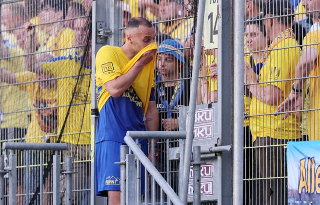 Würzburg, 01.06.2026, Stadion am Dallenberg, Fußball, Aufstiegspiele zur 3.Liga, Rückspiel , Würzburger Kickers vs. 1.FC Lok Leipzig 2:1 , Enttäuschung. Lok Leipzig hat wieder den Aufstieg in Liga 3 verpasst , Im Bild: Djamal Ziane (13, Lok), Fans , Nur zur redaktionellen Nutzung. Only editorial use. Mit den abgebildeten Person (en) gibt es kein Model Release Einverständniserklärung. PICTURE POINT übernimmt keine Haftung bei Verletzung der Persönlichkeitsrechte. ,