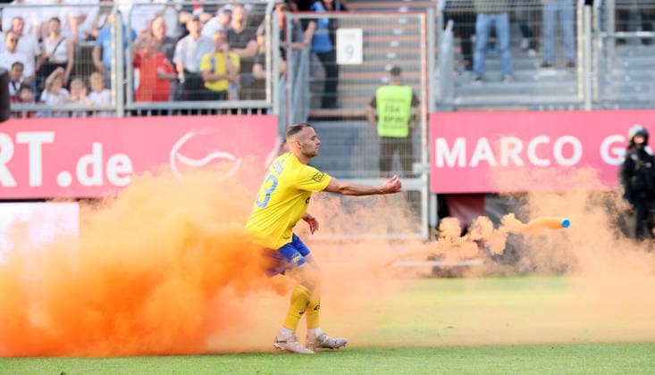 Würzburg, 01.06.2026, Stadion am Dallenberg, Fußball, Aufstiegspiele zur 3.Liga, Rückspiel , Würzburger Kickers vs. 1.FC Lok Leipzig 2:1 , Im Bild: Djamal Ziane (13, Lok) entfernt einen auf das Feld geworfenen Rauchtopf. , Nur zur redaktionellen Nutzung. Only editorial use. NOFV BFV DFB regulations prohibit any use of photographs as image sequences and or quasi-video. ,