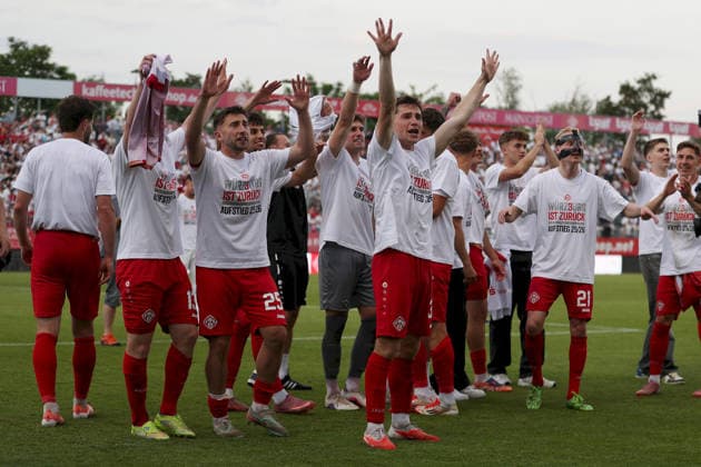 01.06.2026, Herren, Fussball, Saison 2025 2026, Relegation zur 3. Liga: FC Wuerzburger Kickers - 1. FC Lokomotive Leipzig Aufstiegsparty am Dallenberg, die Spieler des FC Würzburger Kickers feiern den Aufstieg in die 3. Liga, Philipp Ochs ( 13, FC Würzburger Kickers), Dominik Meisel ( 25, FC Würzburger Kickers), Johann Hipper ( 1, FC Würzburger Kickers), Tim Kraus ( 31, FC Würzburger Kickers), Luke Hemmerich ( 21, FC Würzburger Kickers), Martin Thomann ( 14, FC Würzburger Kickers) Wuerzburg FLYERALARM Arena Bayern Deutschland