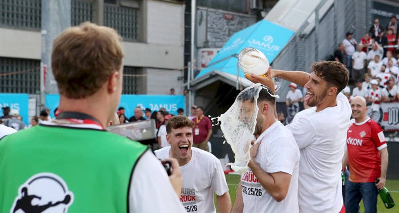 01.06.2026, xfsx, Herren, Fussball, Saison 2025 2026, Aufstiegsspiele zur 3. Liga, Play-Offs: FC Wuerzburger Kickers - 1. FC Lokomtive Leipzig - v.li.: Johann Hipper (FC Wuerzburger Kickers) lacht, lachend, laecheln, Freude, Dominik Meisel (FC Wuerzburger Kickers) bekommt von Marius Uhl (FC Wuerzburger Kickers) eine Bierdusche Wuerzburg tectake ARENA Bayern Deutschland