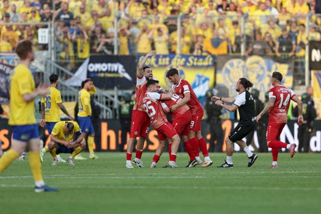 01.06.2026, Herren, Fussball, Saison 2025 2026, Relegation zur 3. Liga: FC Wuerzburger Kickers - 1. FC Lokomotive Leipzig Würzburg bejubelt den Aufstieg, Dion Berisha ( 29, FC Würzburger Kickers), Dominik Meisel ( 25, FC Würzburger Kickers), Peter Kurzweg ( 16, FC Würzburger Kickers), Marius Uhl ( 19, FC Würzburger Kickers), Philipp Inzenhofer (Physio, FC Würzburger Kickers), Martin Thomann ( 14, FC Würzburger Kickers) Wuerzburg FLYERALARM Arena Bayern Deutschland