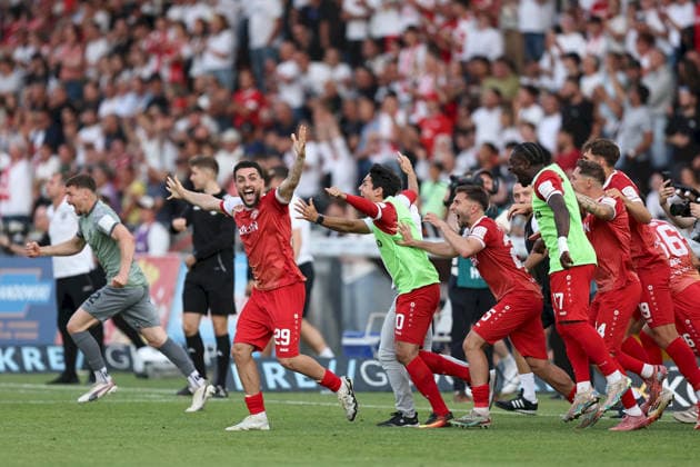 01.06.2026, Herren, Fussball, Saison 2025 2026, Relegation zur 3. Liga: FC Wuerzburger Kickers - 1. FC Lokomotive Leipzig Kein halten mehr, die Spieler des FC Würzburger Kickers bejubeln den Aufstieg mit dem Schlusspfiff, Nick Guttenberger ( 12, FC Würzburger Kickers), Dion Berisha ( 29, FC Würzburger Kickers), Eroll Zejnullahu ( 10, FC Würzburger Kickers), Dominik Meisel ( 25, FC Würzburger Kickers), Pedro Narciso Muteba ( 37, FC Würzburger Kickers), Martin Thomann ( 14, FC Würzburger Kickers), Marius Uhl ( 19, FC Würzburger Kickers), Batuhan Gögce ( 36, FC Würzburger Kickers) Wuerzburg FLYERALARM Arena Bayern Deutschland