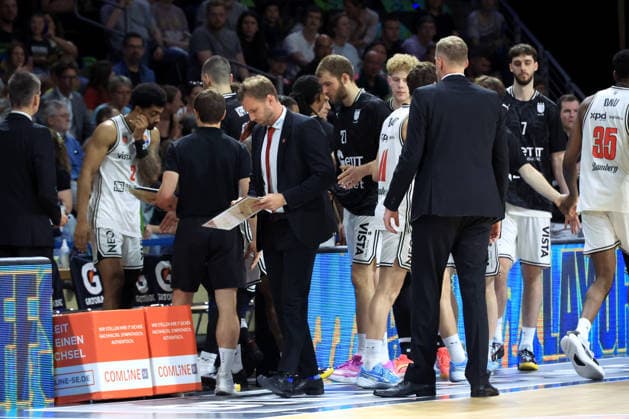DEU, easyCredit BBL, ALBA vs. BMA365 Bamberg Baskets, 01.06.2026, Uber-Arena, Berlin, DEU, easyCredit BBL, ALBA vs. BMA365 Bamberg Baskets, im Bild Head Coach Anton Gavel (Bamberg), Bamberger-Spielerkreis