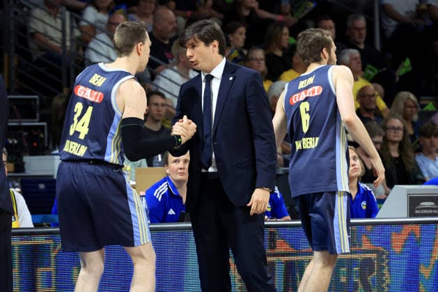 DEU, easyCredit BBL, ALBA vs. BMA365 Bamberg Baskets, 01.06.2026, Uber-Arena, Berlin, DEU, easyCredit BBL, ALBA vs. BMA365 Bamberg Baskets, im Bild CHEFTRAINER Pedro Calles (ALBA Berlin), Justin Bean (ALBA Berlin 34), MALTE DELOW (ALBA Berlin 6)