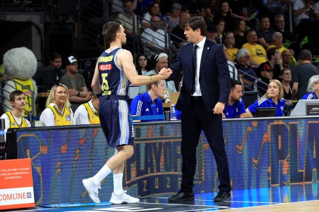 DEU, easyCredit BBL, ALBA vs. BMA365 Bamberg Baskets, 01.06.2026, Uber-Arena, Berlin, DEU, easyCredit BBL, ALBA vs. BMA365 Bamberg Baskets, im Bild CHEFTRAINER Pedro Calles (ALBA Berlin), Martin Hermannsson (ALBA Berlin 15)