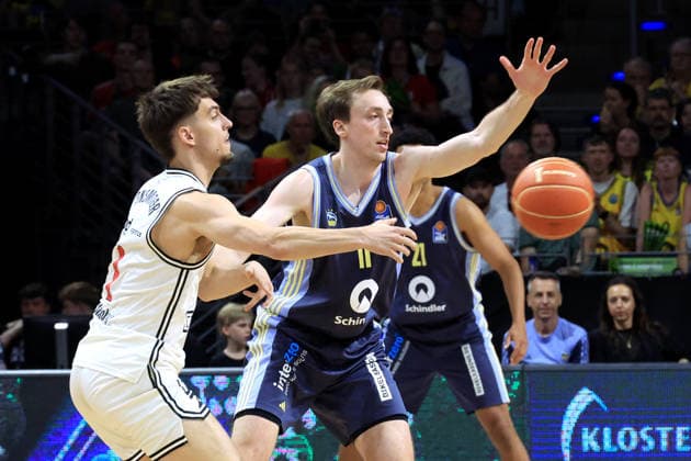 DEU, easyCredit BBL, ALBA vs. BMA365 Bamberg Baskets, 01.06.2026, Uber-Arena, Berlin, DEU, easyCredit BBL, ALBA vs. BMA365 Bamberg Baskets, im Bild Moses Wood (ALBA Berlin 11), Zachary Ensminger (Bamberg 1)