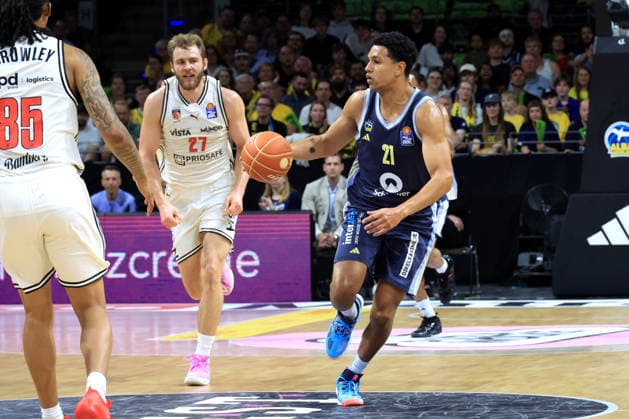 DEU, easyCredit BBL, ALBA vs. BMA365 Bamberg Baskets, 01.06.2026, Uber-Arena, Berlin, DEU, easyCredit BBL, ALBA vs. BMA365 Bamberg Baskets, im Bild Michael Rataj (ALBA Berlin 21), Moritz Krimmer (Bamberg 27)