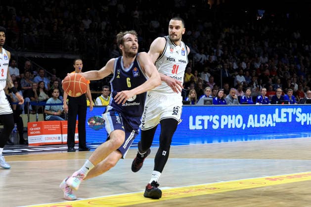 DEU, easyCredit BBL, ALBA vs. BMA365 Bamberg Baskets, 01.06.2026, Uber-Arena, Berlin, DEU, easyCredit BBL, ALBA vs. BMA365 Bamberg Baskets, im Bild MALTE DELOW (ALBA Berlin 6), Daniel Keppeler (Bamberg 31)