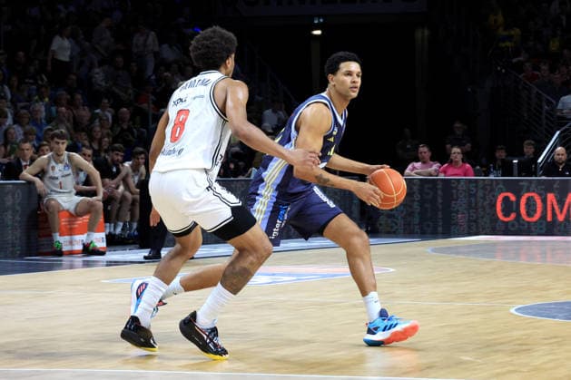 DEU, easyCredit BBL, ALBA vs. BMA365 Bamberg Baskets, 01.06.2026, Uber-Arena, Berlin, DEU, easyCredit BBL, ALBA vs. BMA365 Bamberg Baskets, im Bild Michael Rataj (ALBA Berlin 21), Demarcus Demonia (Bamberg 8)