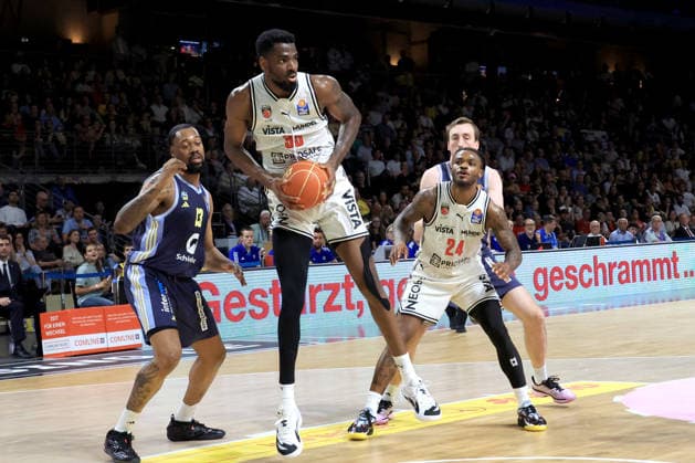 DEU, easyCredit BBL, ALBA vs. BMA365 Bamberg Baskets, 01.06.2026, Uber-Arena, Berlin, DEU, easyCredit BBL, ALBA vs. BMA365 Bamberg Baskets, im Bild J Wan Roberts (ALBA Berlin 13), Ejifor Onu (Bamberg 35), Cobe Williams (Bamberg 24)