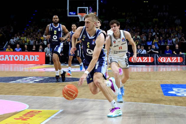 DEU, easyCredit BBL, ALBA vs. BMA365 Bamberg Baskets, 01.06.2026, Uber-Arena, Berlin, DEU, easyCredit BBL, ALBA vs. BMA365 Bamberg Baskets, im Bild Sam Griesel (ALBA Berlin 5), Richard Balint (Bamberg 11)