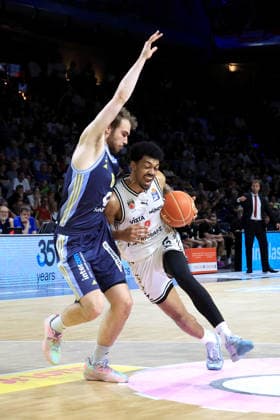 DEU, easyCredit BBL, ALBA vs. BMA365 Bamberg Baskets, 01.06.2026, Uber-Arena, Berlin, DEU, easyCredit BBL, ALBA vs. BMA365 Bamberg Baskets, im Bild MALTE DELOW (ALBA Berlin 6), Ibrahim Watson-Boye (Bamberg 2)