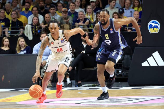 DEU, easyCredit BBL, ALBA vs. BMA365 Bamberg Baskets, 01.06.2026, Uber-Arena, Berlin, DEU, easyCredit BBL, ALBA vs. BMA365 Bamberg Baskets, im Bild J Wan Roberts (ALBA Berlin 13), Austin Crowley (Bamberg 85)