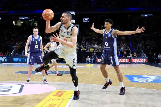 DEU, easyCredit BBL, ALBA vs. BMA365 Bamberg Baskets, 01.06.2026, Uber-Arena, Berlin, DEU, easyCredit BBL, ALBA vs. BMA365 Bamberg Baskets, im Bild Jack Kayil( ALBA Berlin 7), Daniel Keppeler (Bamberg 31)