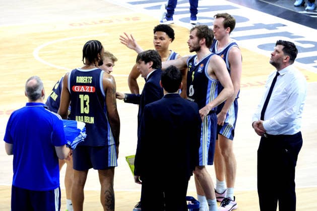 DEU, easyCredit BBL, ALBA vs. BMA365 Bamberg Baskets, 01.06.2026, Uber-Arena, Berlin, DEU, easyCredit BBL, ALBA vs. BMA365 Bamberg Baskets, im Bild CHEFTRAINER Pedro Calles (ALBA Berlin), Assistentstrainer Sebastian Trzcionka (ALBA Berlin) , ALBA-Spielerkreis