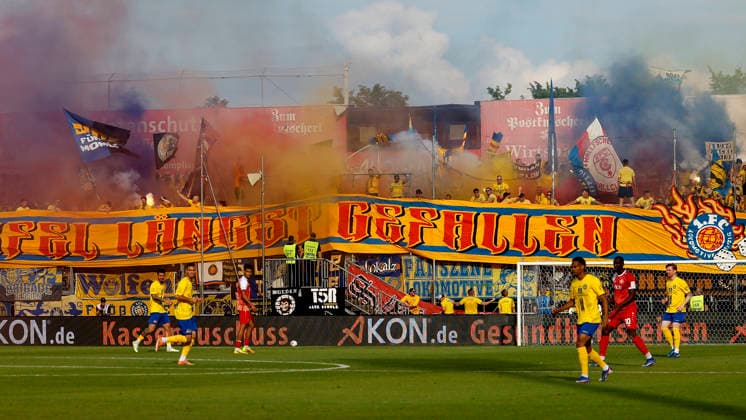v.l.n.r.: Pyro, Pyrotechnik, Rauchtöpfe, Bengalos, Feuerwerkskoerper, im Leipziger Block, im Rückspiel der Aufstiegsspiele zur 3. Liga zwischen dem FC Würzburger Kickers und dem 1. FC Lok Leipzig in der AKON Arena am Dallenberg, Würzburg, Deutschland, am 1. Juni 2026. DFB DFL REGULATIONS PROHIBIT ANY USE OF PHOTOGRAPHS AS IMAGE SEQUENCES AND OR QUASI-VIDEO, Copyright: HMBxMedia xHeikoxBecker