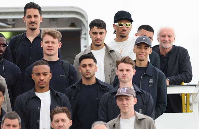02.06.2026, Fussball DFB Nationalmannschaft, Abflug der Deutschen Fussball Nationalmannschaft vom Flughafen Frankfurt mit Lufthansa Flieger LH 434 zur Weltmeisterschaft 2026 in die USA nach Chicago, v.l., Torwart Alexander Nübel (Deutsche Fussball Nationalmannschaft, DFB), Nadiem Amiri (Deutsche Fussball Nationalmannschaft, DFB), Alexander Pavlovic (Deutsche Fussball Nationalmannschaft, DFB), Leroy Sane (Deutsche Fussball Nationalmannschaft, DFB), Jamal Musiala (Deutsche Fussball Nationalmannschaft, DFB) DFL DFB REGULATIONS PROHIBIT ANY USE OF PHOTOGRAPHS AS IMAGE SEQUENCES AND OR QUASI-VIDEO. xdcx Copyright: HMBxMedia Claus