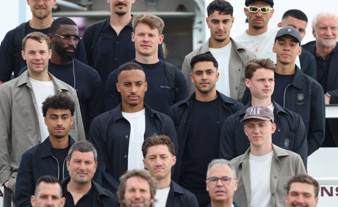 02.06.2026, Fussball DFB Nationalmannschaft, Abflug der Deutschen Fussball Nationalmannschaft vom Flughafen Frankfurt mit Lufthansa Flieger LH 434 zur Weltmeisterschaft 2026 in die USA nach Chicago, v.l., Torwart Manuel Neuer (Deutsche Fussball Nationalmannschaft, DFB), Nathaniel Brown (Deutsche Fussball Nationalmannschaft, DFB), Jamie Leweling (Deutsche Fussball Nationalmannschaft, DFB), Nadiem Amiri (Deutsche Fussball Nationalmannschaft, DFB), Torwart Alexander Nübel (Deutsche Fussball Nationalmannschaft, DFB), Jamal Musiala (Deutsche Fussball Nationalmannschaft, DFB) DFL DFB REGULATIONS PROHIBIT ANY USE OF PHOTOGRAPHS AS IMAGE SEQUENCES AND OR QUASI-VIDEO. xdcx Copyright: HMBxMedia Claus
