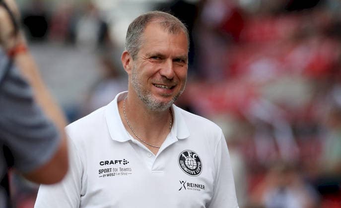 01.06.2026, xfsx, Herren, Fussball, Saison 2025 2026, Aufstiegsspiele zur 3. Liga, Play-Offs: FC Wuerzburger Kickers - 1. FC Lokomtive Leipzig - v.li.: Trainer Jochen Seitz (1. FC Lokomotive Leipzig) lacht, lachend, laecheln, Freude, Einzelbild Wuerzburg tectake ARENA Bayern Deutschland