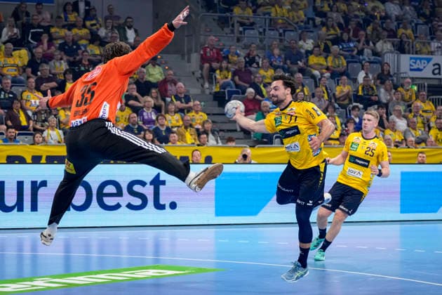 Handball, HBL, Rhein-Neckar Löwen - TSV Hannover-Burgdorf #2 v.li.: Joel Birlehm (Torhüter, Die Recken, 35), Dani Baijens (RNL, 77), beim Sprungwurf, Wurf, Torwurf, Action, Aktion, Spielszene, 03.06.2026, Mannheim (Deutschland), Handball, Bundesliga, Rhein-Neckar Löwen - TSV Hannover-Burgdorf