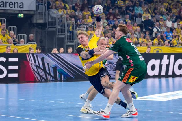 Handball, HBL, Rhein-Neckar Löwen - TSV Hannover-Burgdorf #2 v.li.: Edwin Aspenbäck (RNL, 78), Justus Fischer (Die Recken, 54), Lukas Stutzke (Die Recken, 39), Zweikampf, Spielszene, Duell, duel, tackle, tackling, Dynamik, Action, Aktion, 03.06.2026, Mannheim (Deutschland), Handball, Bundesliga, Rhein-Neckar Löwen - TSV Hannover-Burgdorf