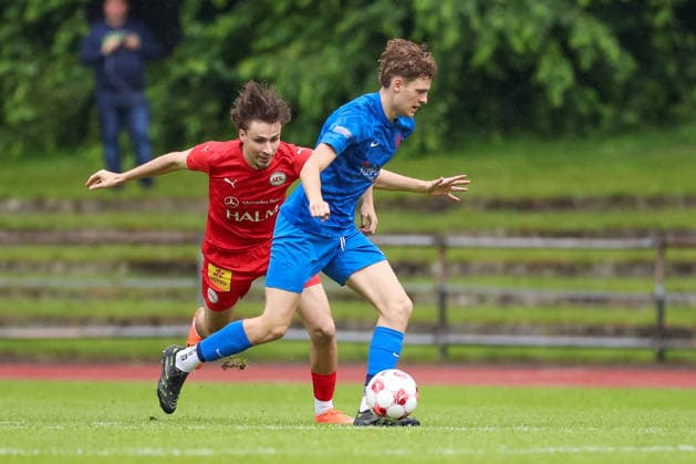 Fußball, Oberliga, Relegation, Blumenthaler SV - 1. FC Germania Egestorf-Langreder v.li.: Pino Ballerstedt (1. FC Germania Egestorf-Langreder, 17) und Hugo Weber (Blumenthaler SV, 27) im Zweikampf, Duell, Dynamik, Aktion, Action, Spielszene, 03.06.2026, Bremen (Deutschland), Fussball, Aufstiegsrunde Regionalliga Nord, Blumenthaler SV - 1. FC Germania Egestorf-Langreder
