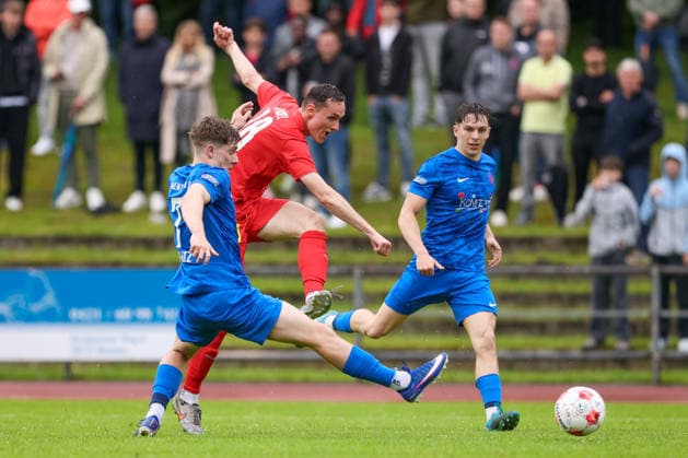 Fußball, Oberliga, Relegation, Blumenthaler SV - 1. FC Germania Egestorf-Langreder v.li.: Florian Brahtz (Blumenthaler SV, 7) und Torschütze Nick Bode (1. FC Germania Egestorf-Langreder, 18) erzielt das Tor zum 1:1, Treffer, Highlight, Torerfolg, 03.06.2026, Bremen (Deutschland), Fussball, Aufstiegsrunde Regionalliga Nord, Blumenthaler SV - 1. FC Germania Egestorf-Langreder