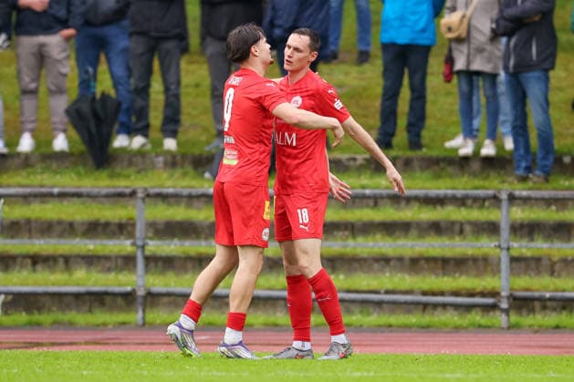 Fußball, Oberliga, Relegation, Blumenthaler SV - 1. FC Germania Egestorf-Langreder v.li.: Finn Hoffmann (1. FC Germania Egestorf-Langreder, 9) und Torschütze Nick Bode (1. FC Germania Egestorf-Langreder, 18) mit Torjubel, Jubel, jubeln, jubelt, optimistisch, Spielszene, Highlight, Freude über das Tor zum 1:1, 03.06.2026, Bremen (Deutschland), Fussball, Aufstiegsrunde Regionalliga Nord, Blumenthaler SV - 1. FC Germania Egestorf-Langreder