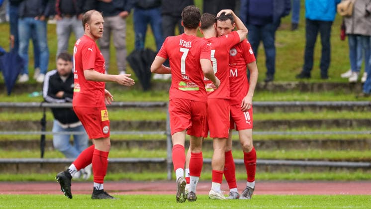 Fußball, Oberliga, Relegation, Blumenthaler SV - 1. FC Germania Egestorf-Langreder Spieler von 1. FC Germania Egestorf-Langreder mit Torjubel, Jubel, jubeln, jubelt, optimistisch, Spielszene, Highlight, Freude über das Tor zum 1:1 durch Torschütze Nick Bode (1. FC Germania Egestorf-Langreder, 18) (rechts), 03.06.2026, Bremen (Deutschland), Fussball, Aufstiegsrunde Regionalliga Nord, Blumenthaler SV - 1. FC Germania Egestorf-Langreder