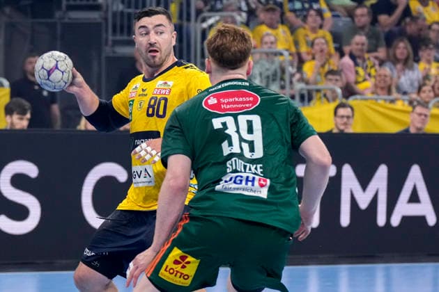 Handball, HBL, Rhein-Neckar Löwen - TSV Hannover-Burgdorf #2 v.li.: Jannik Kohlbacher (RNL, 80), Lukas Stutzke (Die Recken, 39), Zweikampf, Spielszene, Duell, duel, tackle, tackling, Dynamik, Action, Aktion, 03.06.2026, Mannheim (Deutschland), Handball, Bundesliga, Rhein-Neckar Löwen - TSV Hannover-Burgdorf