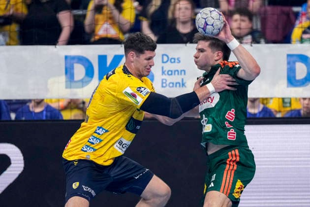 Handball, HBL, Rhein-Neckar Löwen - TSV Hannover-Burgdorf #2 v.li.: Sebastian Heymann (RNL, 13), Renars Uscins (Die Recken, 10), Zweikampf, Spielszene, Duell, duel, tackle, tackling, Dynamik, Action, Aktion, 03.06.2026, Mannheim (Deutschland), Handball, Bundesliga, Rhein-Neckar Löwen - TSV Hannover-Burgdorf