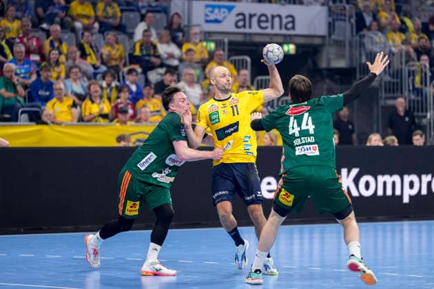 Handball, HBL, Rhein-Neckar Löwen - TSV Hannover-Burgdorf #3 v.li.: Leif Tissier (Die Recken, 7), Lukas Sandell (RNL, 11), Thomas Alfred Solstad (Die Recken, 44), Zweikampf, Spielszene, Duell, duel, tackle, tackling, Dynamik, Action, Aktion, 03.06.2026, Mannheim (Deutschland), Handball, Bundesliga, Rhein-Neckar Löwen - TSV Hannover-Burgdorf