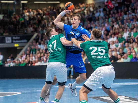 Handball, HBL, Frisch Auf! Göppingen - TVB 1898 Stuttgart #2 Simone Mengon (TVB Stuttgart, 15) im Duell mitOskar Sunnefeldt (Frisch Auf Goeppingen, 27) und Ludvig Jurmala Astroem (Frisch Auf Goeppingen, 25), Frisch Auf Goeppingen vs. TVB Stuttgart, Handball, 1. Bundesliga, Herren, Spielzeit 2025 2026, 03.06.2026, Frisch Auf Goeppingen vs. TVB Stuttgart, Handball, 1. Bundesliga, Herren, Spielzeit 2025 2026, 03.06.2026 Goeppingen Copyright: xEibner-Pressefoto MichaelxSchmidx EP_MST
